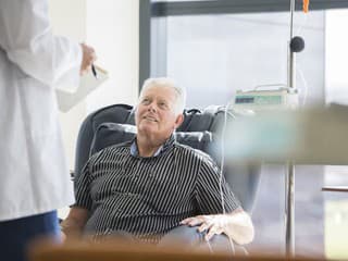 Vyše dvoch tretín mužov po onkologickej liečbe má problém s erekciou
