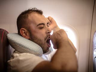 Po 10 hodinách v lietadle telo reaguje inak: Dehydratácia je len začiatok