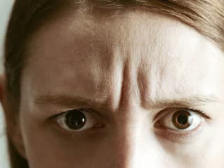 Vráska hnevu: Prečo vzniká medzi obočím a čo signalizuje o vašom zdraví