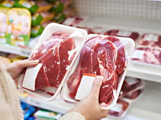 Prečo by ste mali – a NAOZAJ mali – baliť surové mäso v obchode zvlášť