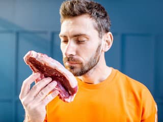 Viac mäsa, nižšie riziko demencie? Nová štúdia mení pohľad na stravu mozgu