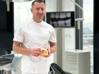Za zubný implantát môžete zaplatiť tisíce eur. Kedy vám prispeje poisťovňa a na čo máte nárok?