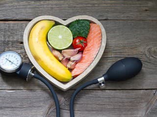 18 potravín, ktoré môžu pomôcť znížiť vysoký krvný tlak prirodzene