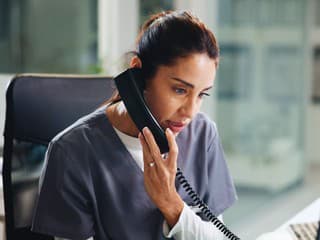 Hlavný operátor Operačného strediska záchrannej zdravotnej služby SR: Život zachránili už aj okoloidúci s telefónom na uchu