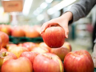 Myslíte si, že si kupujete jablko plné vitamínov, no opak je pravdou: Takto spoznáte, či je naozaj zdravé