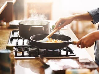 Kardiológovia varujú: Toto používate v kuchyni DENNE a ničí to zdravie vášho srdca!