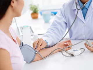 Ženy obzvlášť ohrozuje VYSOKÝ krvný tlak! 5 odporúčaní kardiológov, ako znížiť riziko