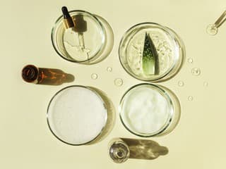 Je prírodná kozmetika naozaj taká super? Pozor na to, čo si na pleť dávate