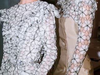 Módna dizajnérka Veronika Kostková počas prípravy svadobnej kolekcie Lovestory