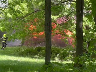 V Bratislave horí objekt na uskladnenie dreva a odpad