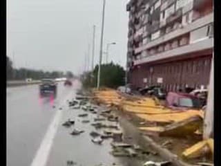 Búrky v Bratislave páchajú škody: Voda zaplavila cesty, vietor bral všetko, čo mal v ceste