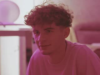 V Mama, ožeň ma to vrelo: Vášnivé bozky, striptíz a na záver studená sprcha od Lucie!