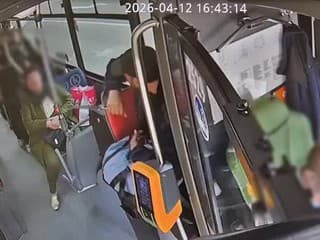 Nebezpečný incident v MHD! Muž vytiahol nôž a mával ním pred cestujúcimi