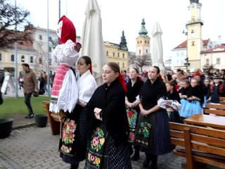 Banská Bystrica: Centrom mesta k potoku Bystrička prešiel sprievod s Morenou