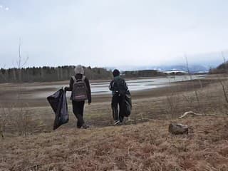 V rámci podujatia Enviro deň čistia dobrovoľníci, študenti či kadeti brehy vodnej nádrže Liptovská Mara