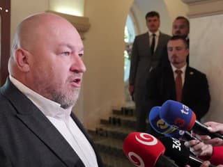 Minister cestovného ruchu a športu Rudolf Huliak pred rokovaním