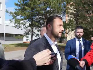 Matúš Šutaj Eštok po páde časti strechy Klietskeho centra v Komárne, kde zomrela jedna osoba