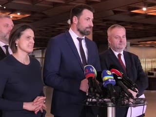 Opozícia tvrdí, že ponechanie príplatkov za sviatky je pochybenie vydávanie za zámer