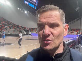 Asistent trénera Slovana Željko Mijalkov a tréner hostí Peter Jankovič po drvivej výhre Čajok na palubovke súpera