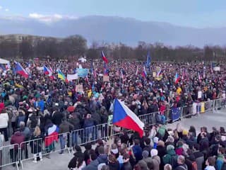 Desaťtisíce ľudí v Prahe protestovali proti krokom Babišovej vlády