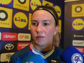 Slovenské futbalistky Martina Šurnovská a Michaela Martišková po prehre s Maďarskom