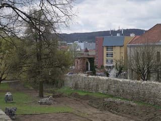 Začala sa rozsiahla obnova Záhrady umenia, Kmeťovho stromoradia a hradobných múrov v Prešove