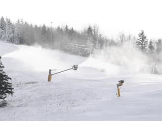 Zasnežené lyžiarske stredisko Vrátna Malá Fatra v lokalite Paseky