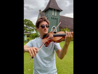 Filip Jančík si zahral pred malým kostolíkom na Kauai, Havaj