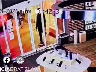 Maskovaní muži vykrádali predajňu elektroniky v Senci.