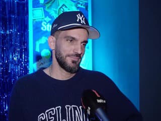Bekimova dcérka vníma, že jej otec je na vozíčku: Dojme vás, ako mu 2-ročné dievčatko pomáha!