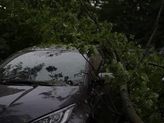 Intenzívna búrka v stredu podvečer spôsobila škody