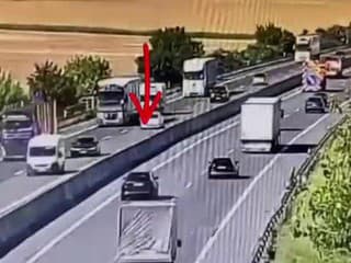 Vodič vrazil do auta cestárov