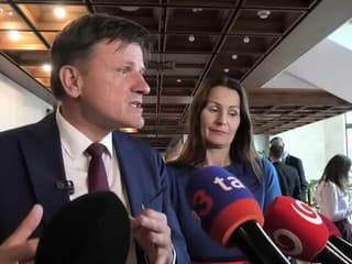 Poslanci nezačali rokovať o návrhu opozície na odvolávanie R. Takáča - reakcia opozície