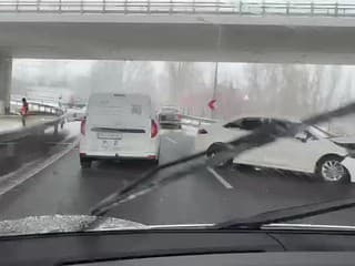 V Bratislave došlo k nehode dvoch osobných áut