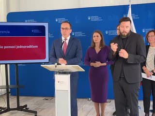 Tlačová konferencia ministra práce Erika Tomáša na tému predstavenie pomoci pre jednorodičov