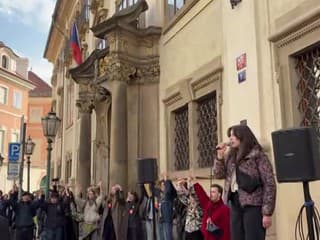 Stovky študentov v Prahe protestovali proti ministrovi kultúry a škrtom