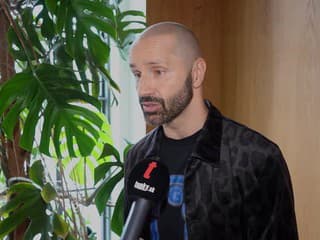 Opatovský má 54 a rád odhaľuje svoj hrudník: Nie každému je to ale po chuti! Tejto dáme to prekáža