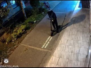 Polícia vyšetruje lúpež so zbraňou v záložni v Bratislave