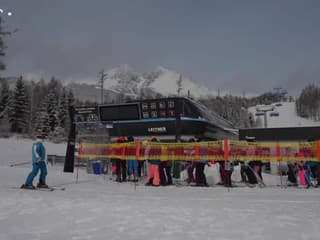 Lyžiari v Tatranskej Lomnici počas jarných prázdnin bratislavského kraja