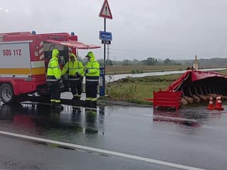 Medzi Holíčom a českým Hodonínom stavajú od poludnia protipovodňovú bariéru