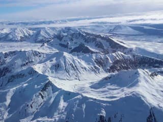 Prelet ponad Denali, najvyšší vrch Severnej Ameriky