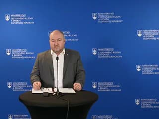 Minister športu Huliak na brífingu vybuchol a má na Kováčika zo SFZ viacero otázok
