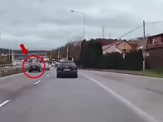 Vodič zachytil nebezpečnú jazdu iného šoféra! Rieši ju už polícia