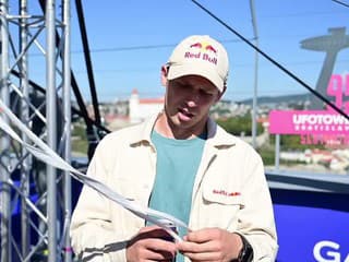 Jaan Roose sa pokúsi o svetový rekord na 666 metrov dlhej slackline medzi Bratislavským hradom a UFOm