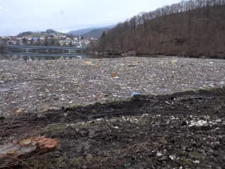 Vodnú nádrž Ružín opäť zaplavili tony odpadu