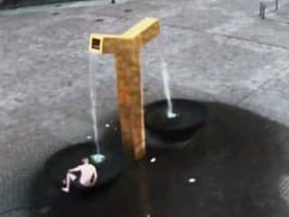Opití nemeckí turisti sa vykúpali vo fontáne v Plzni