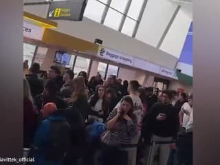 Zrušené lety stopli aj Thiu Vittek, vracia sa zo Schwechatu domov: Takto to vyzerá v letiskovej hale