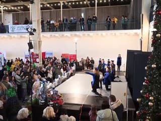 Stovky ľudí navštívilo Vianočný charitatívny bazár