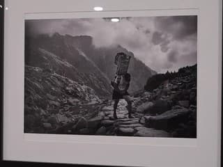 V Tatranskej Lomnici vystavujú fotografie Olivera Ondráša pod názvom Nosiči