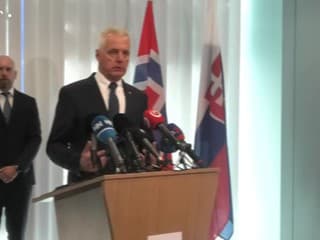 Riaditeľ spoločnosti Slovalco Veselý počas podpisu Memoranda na podporu výroby hliníka